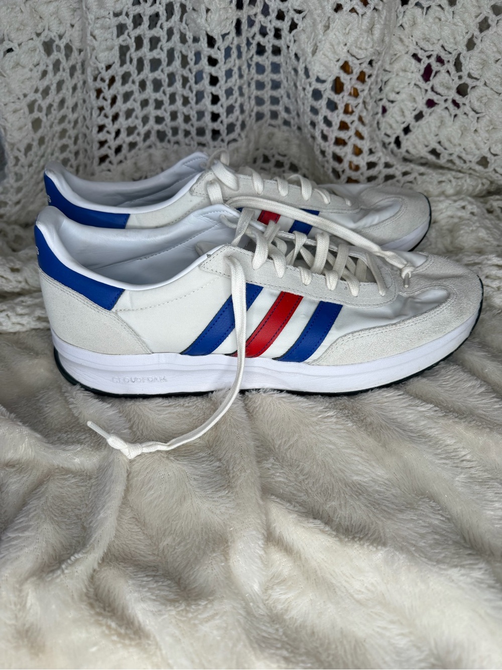 Adidas Men’s White Retro Runner with Blue and Red Stripes Size